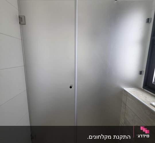 דלת זכוכית למקלחת בחדר אמבטיה מודרני